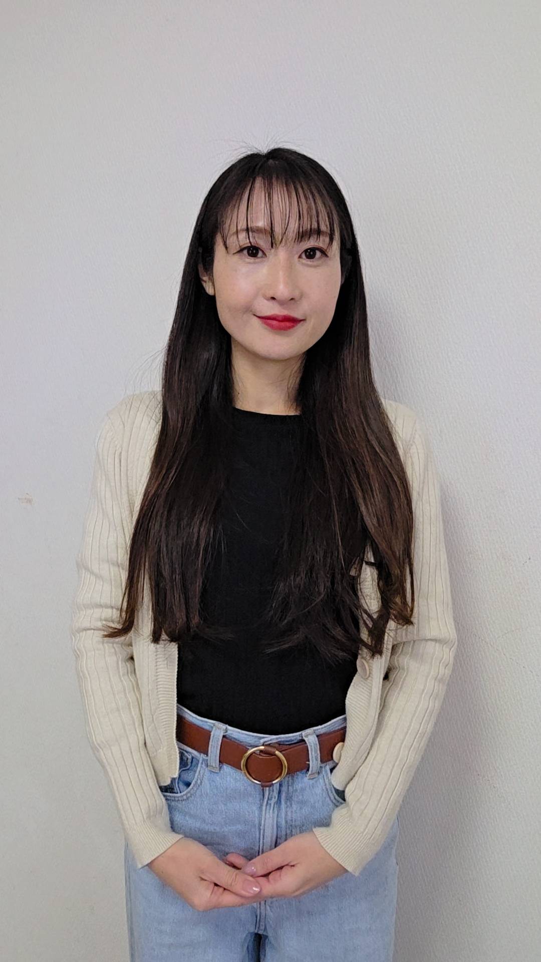 手を合わせてお願いする女性｜ポーズ