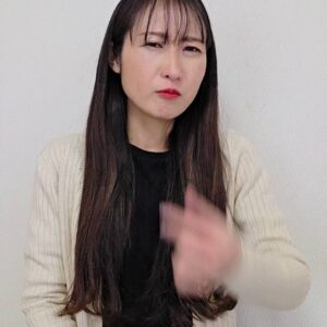 臭くて鼻をつまむ｜女性｜加齢臭｜臭い｜ポーズ