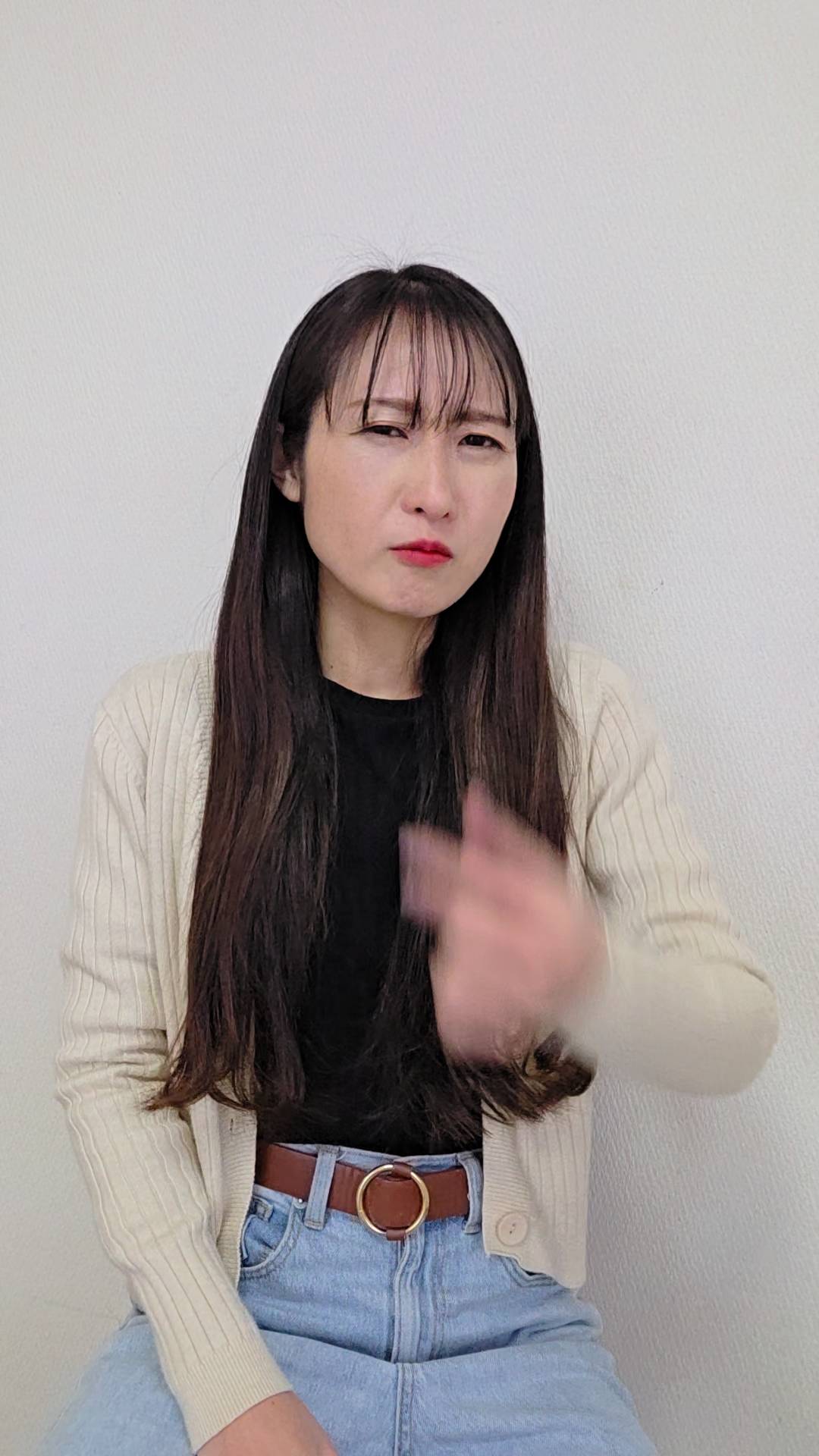 臭くて鼻をつまむ｜女性｜加齢臭｜臭い｜ポーズ