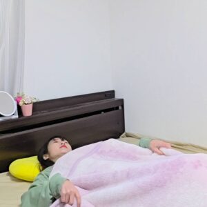 寝起きスッキリした女性｜睡眠｜寝具