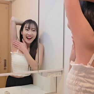 洗面場でツルツルの脇を見て喜ぶ女性｜脱毛｜ムダ毛