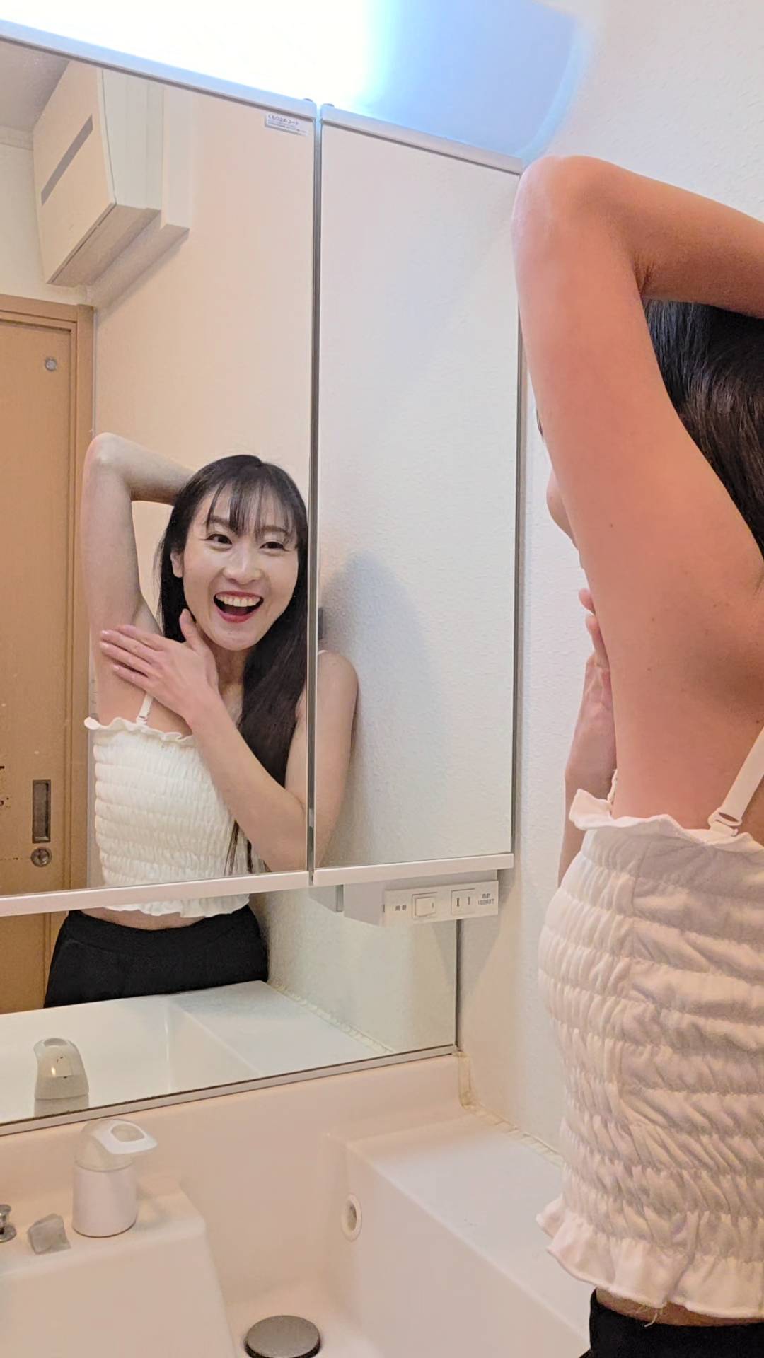 洗面場でツルツルの脇を見て喜ぶ女性｜脱毛｜ムダ毛