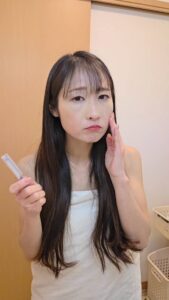 洗面場で顔まわりのムダ毛を自己処理(剃る)女性｜脱毛｜ムダ毛