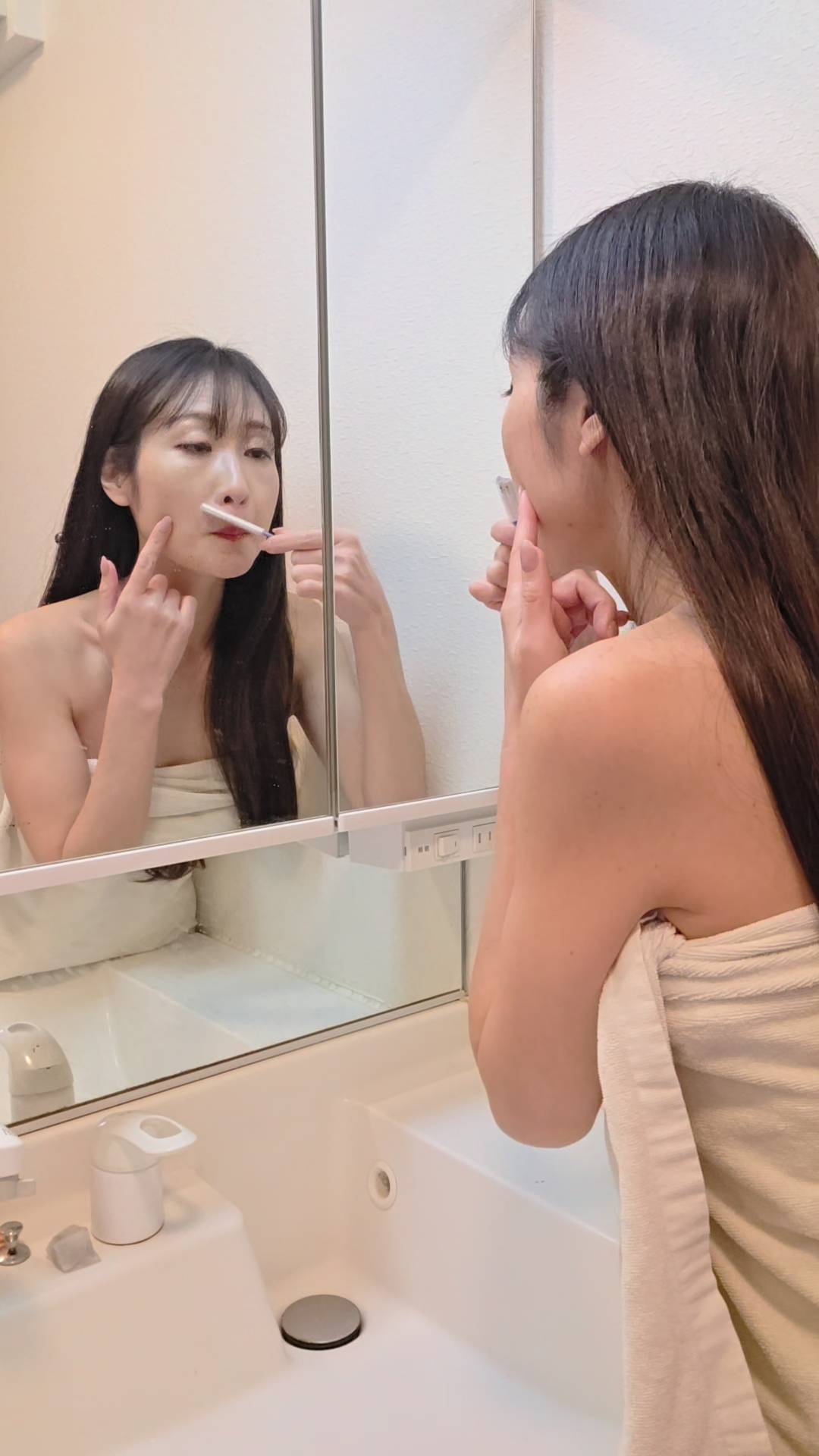 洗面場で顔まわりのムダ毛を自己処理(剃る)女性2｜脱毛｜ムダ毛.mp4