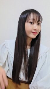 髪のボリュームをアピールする女性｜ヘアケア｜美容