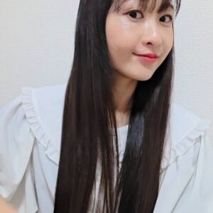 髪のボリュームをアピールする女性｜ヘアケア｜美容