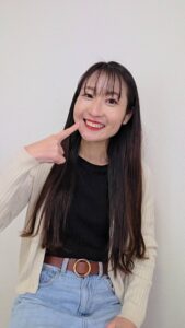 綺麗な歯をアピールする女性｜ホワイトニング｜デンタルケア｜口臭