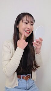 綺麗な歯を確認する女性｜ホワイトニング｜デンタルケア｜口臭