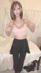 バストアピールをする女性｜美容