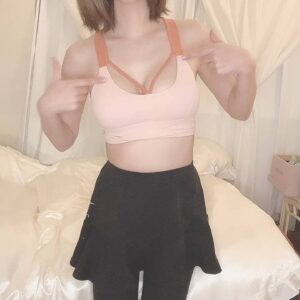 バストアピールをする女性｜美容