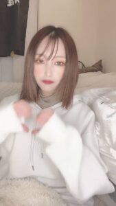 手でハートマークを作って笑う｜笑顔｜彼氏目線