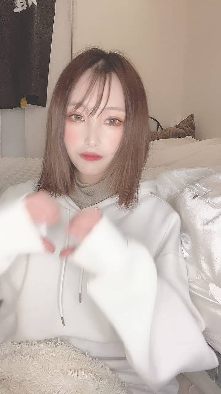 手でハートマークを作って笑う｜笑顔｜彼氏目線