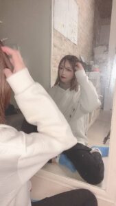 鏡越しでピースサイン｜笑顔｜彼氏目線