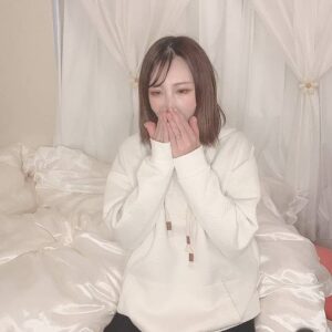 口臭をチェックする女性｜美容｜ホワイトニング