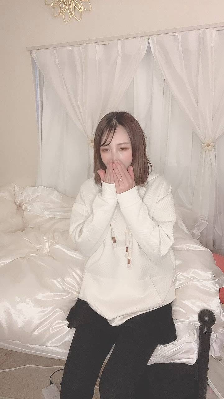 口臭をチェックする女性｜美容｜ホワイトニング