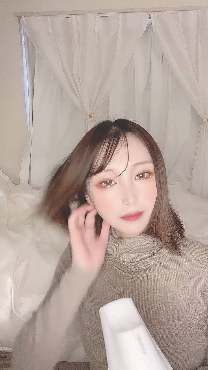 ドライヤーをする女性｜ヘアケア｜美容