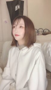 見上げながら笑う女性｜笑顔｜日常