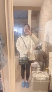 自宅で全身ファッションチェックをする女性｜チェック｜全身鏡