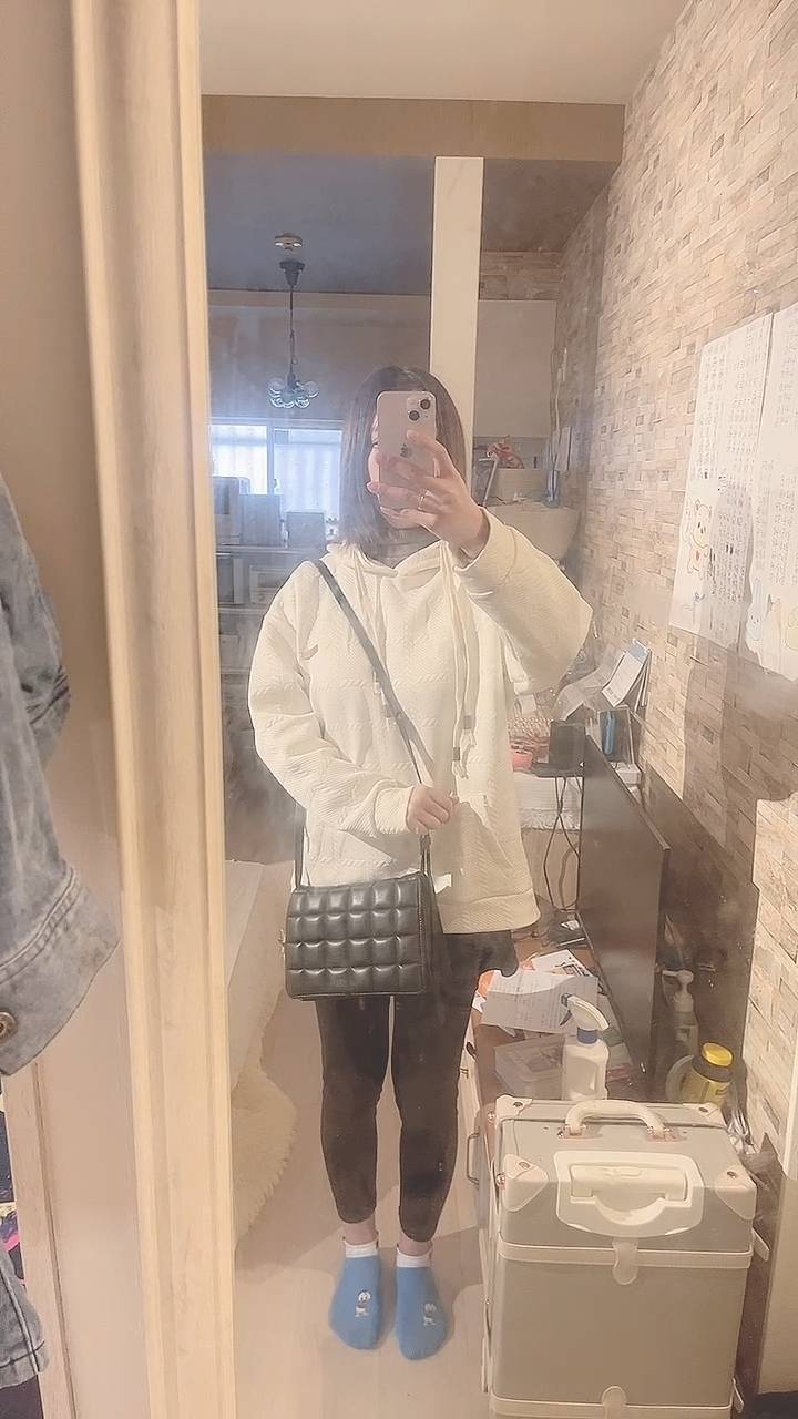 自宅で全身ファッションチェックをする女性｜チェック｜全身鏡