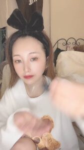 美容液を塗る女性｜スキンケア｜美容