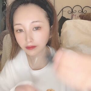 美容液を塗る女性｜スキンケア｜美容