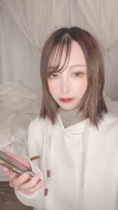 スマホを見て笑う｜日常｜笑顔