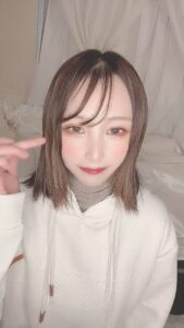 上手くメイクが完成した女性｜デート｜メイク