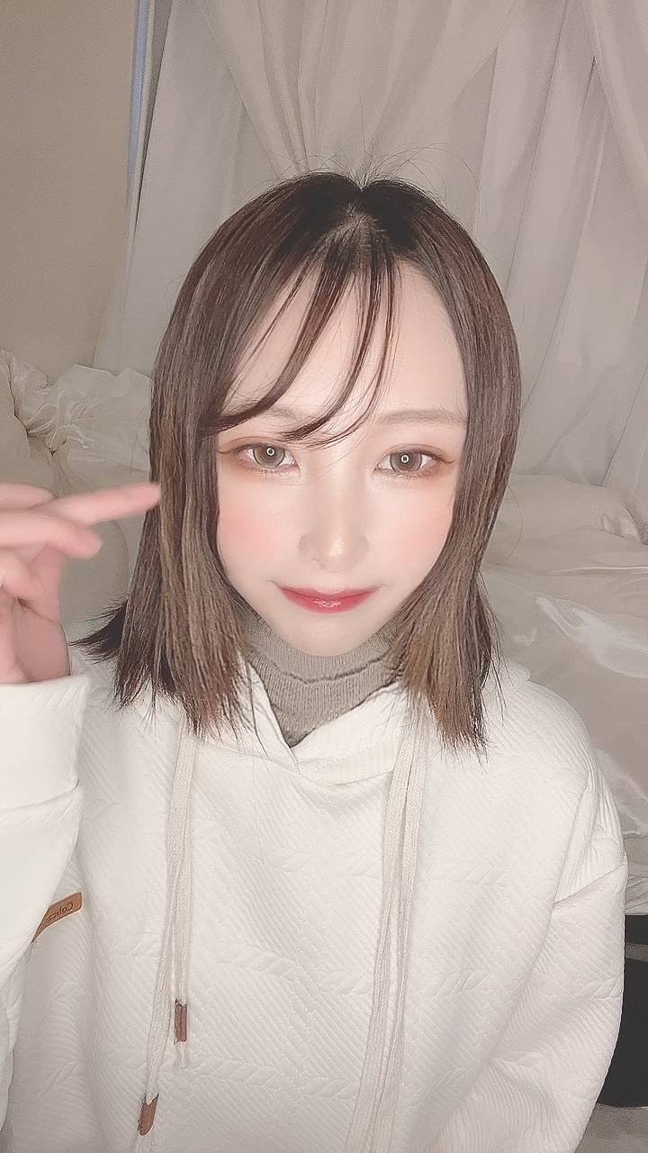 上手くメイクが完成した女性｜デート｜メイク