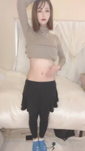 ウエストを確認する女性