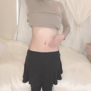 ウエストを確認する女性