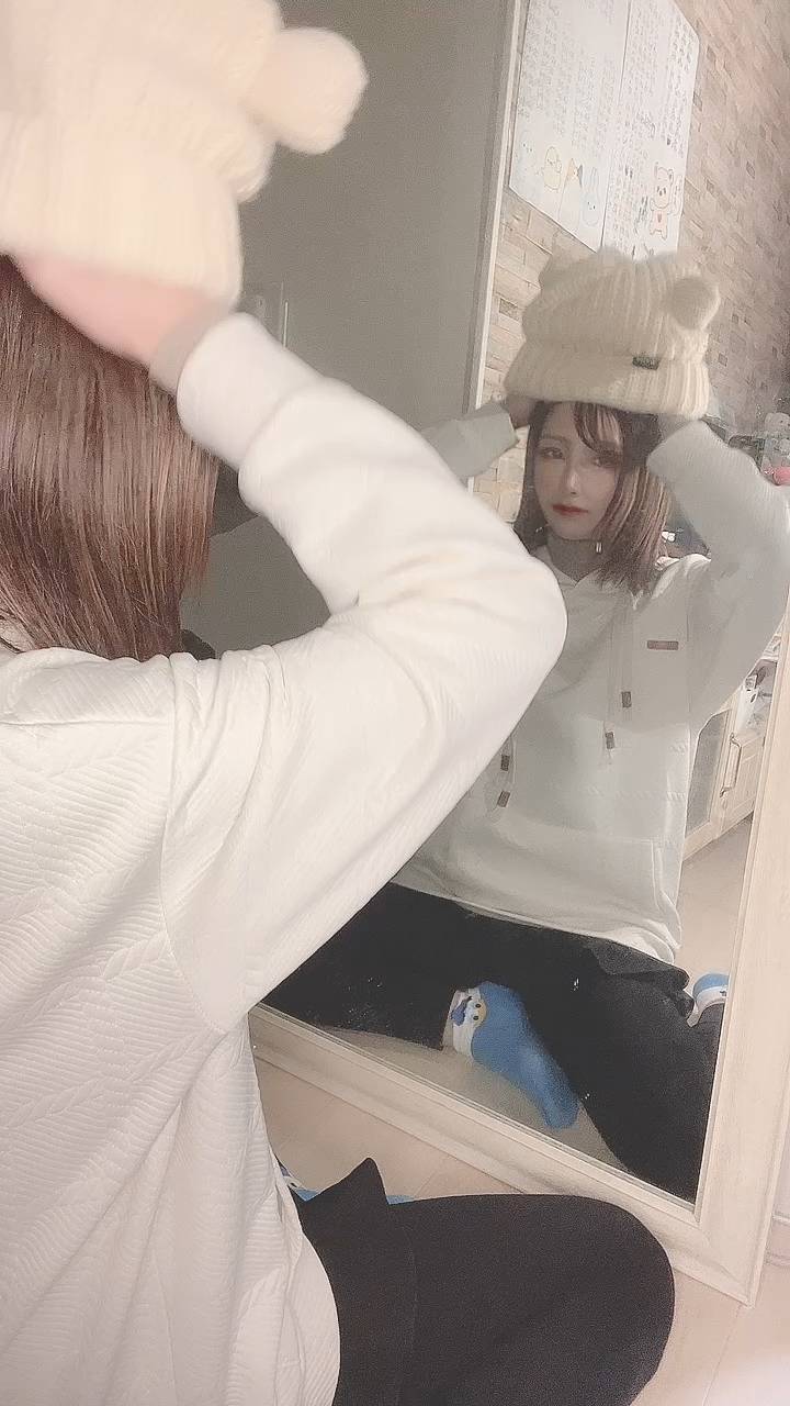 帽子をかぶり鏡を見る女性｜ファッションチェック