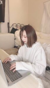 PC作業中に笑顔｜作業｜日常