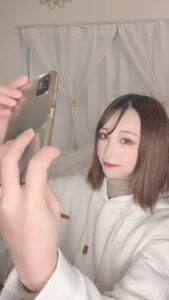 メイク完成後に自撮りする女性