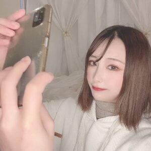 メイク完成後に自撮りする女性