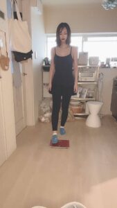 体重計に乗り悲しんだり喜んだりする女性｜ダイエット｜筋トレ