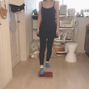 体重計に乗り悲しんだり喜んだりする女性｜ダイエット｜筋トレ