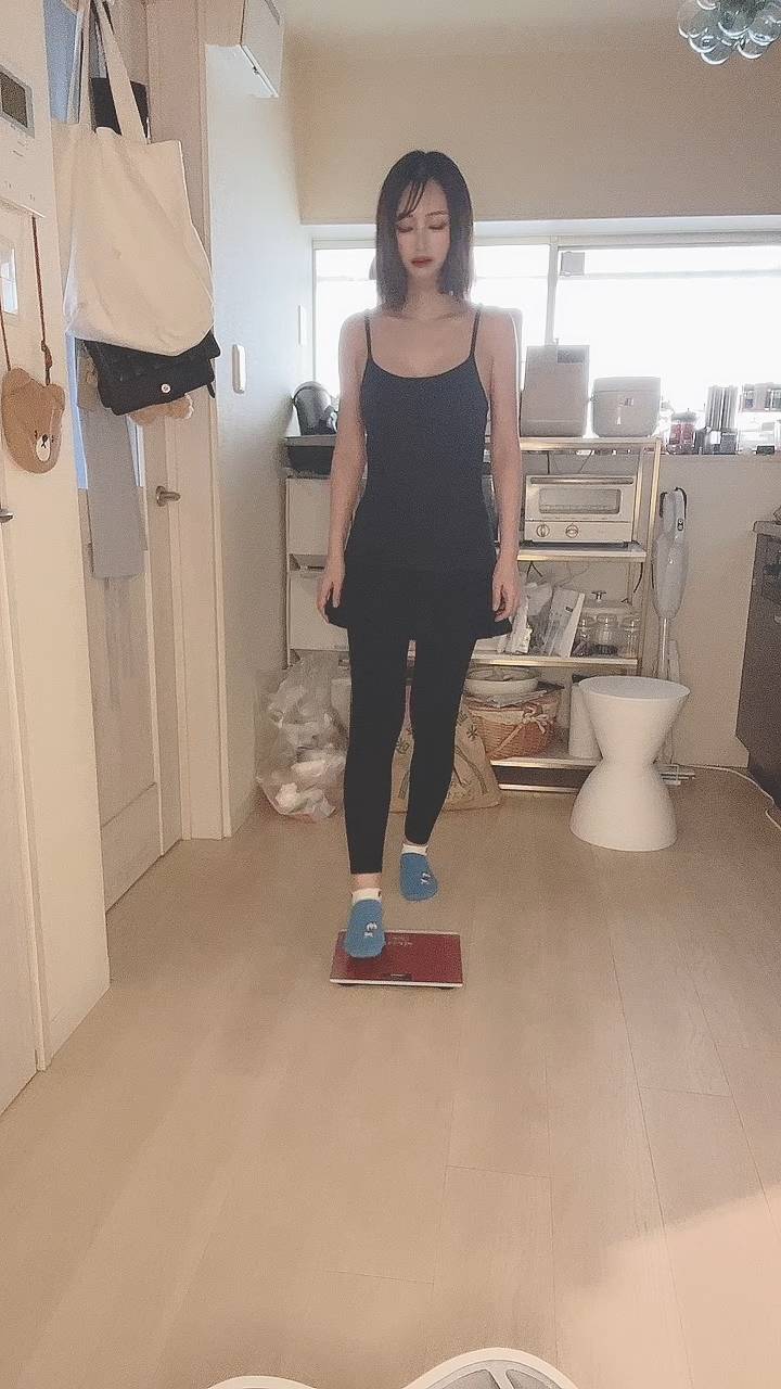 体重計に乗り悲しんだり喜んだりする女性｜ダイエット｜筋トレ