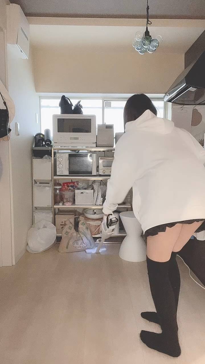 掃除機をかけて振り向き笑顔｜日常｜笑顔