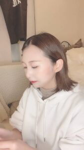 メイク中の女性｜メイク｜アイブロウ