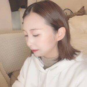 メイク中の女性｜メイク｜アイブロウ