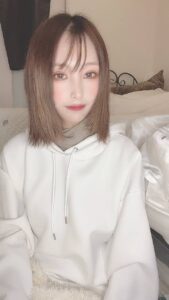 ウインク・ピースサインをする女性｜表情｜日常