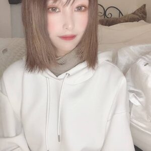 ウインク・ピースサインをする女性｜表情｜日常