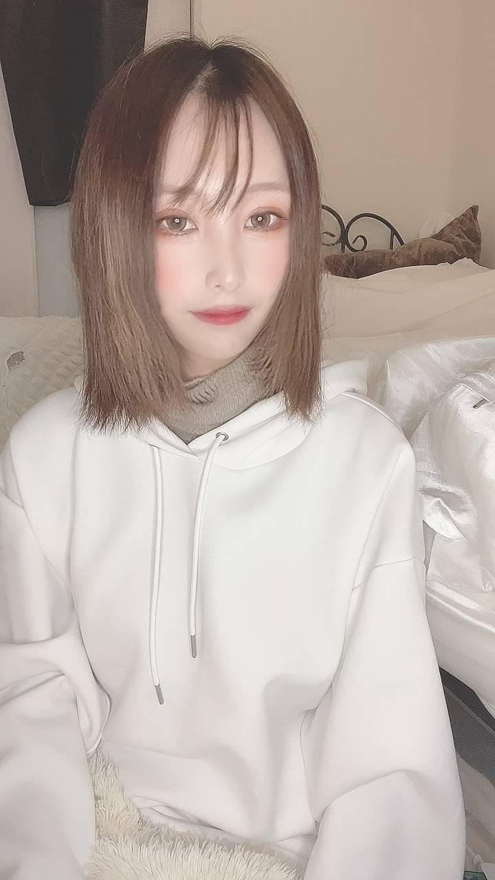 ウインク・ピースサインをする女性｜表情｜日常