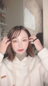 外出準備中の女性｜ヘアケア｜準備