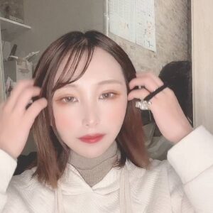 外出準備中の女性｜ヘアケア｜準備