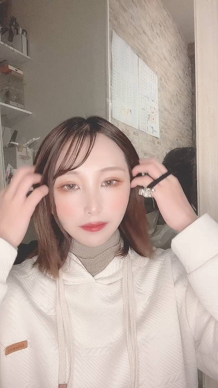 外出準備中の女性｜ヘアケア｜準備