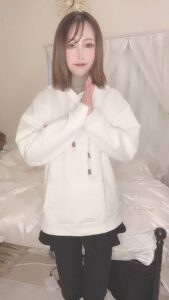 手を合わせてお願いをする女性｜お願い｜彼氏目線