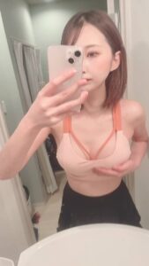 バストを持ち上げる女性｜美容｜バスト｜ポーズ