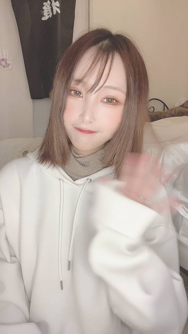 カメラに向かって手を振る女性｜エンディング｜動画