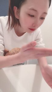 洗顔をする女性｜日常｜スキンケア